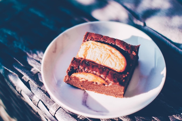 Deser czekoladowy brownie z owocami i miętą przepis na słodkie jedzenie w restauracji na świeżym powietrzu latem