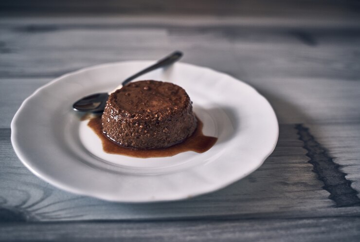 deser flan na ciemnym naturalnym drewnianym stole
