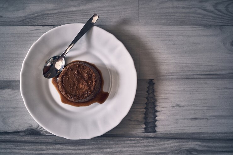 deser flan na ciemnym naturalnym drewnianym stole