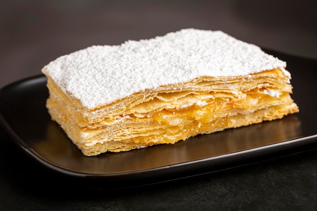 Deser Mille feuille na talerzu