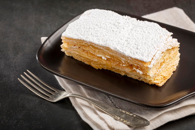 Deser Mille feuille na talerzu