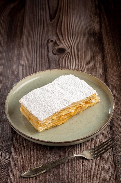 Deser Mille feuille na talerzu