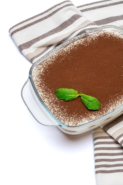 Deser tiramisu w szklanym naczyniu do pieczenia