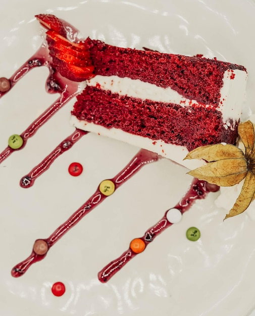 Deser w eleganckiej restauracji, w postaci ciasta marchewkowego, naleśnika i lodów.