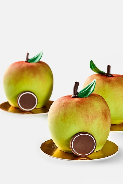 Deser w kształcie jabłek na złotym kartonie do serwowania