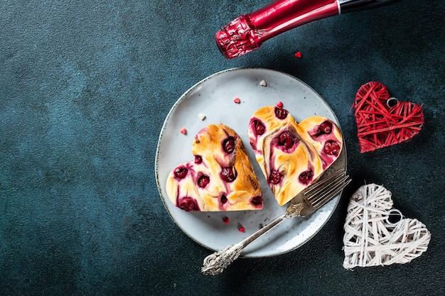 Deser walentynkowy. Walentynkowy deser. Brownie sernik w kształcie serca z wiśnią. Deser na dzień matki. Deser na dzień ojca. Tort dla kobiet. Sernik Serce. Serce ciasto.