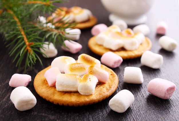 Deser z ciasteczek z marshmallow na czarnym tle, Bożenarodzeniowy wystrój