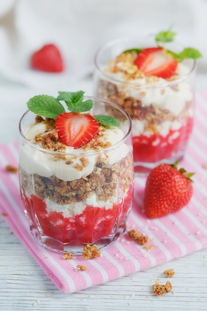 Deser ze świeżymi jagodami, twarożkiem, muesli i dżemem jagodowym