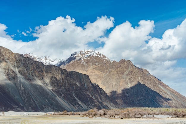 Deserowa Piasek Diuna Z Chmurnym Niebieskim Niebem, Nubra Dolina W Leh Ladakh, Północny India