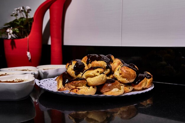 Deserowe profiteroles ze śmietaną i czekoladą