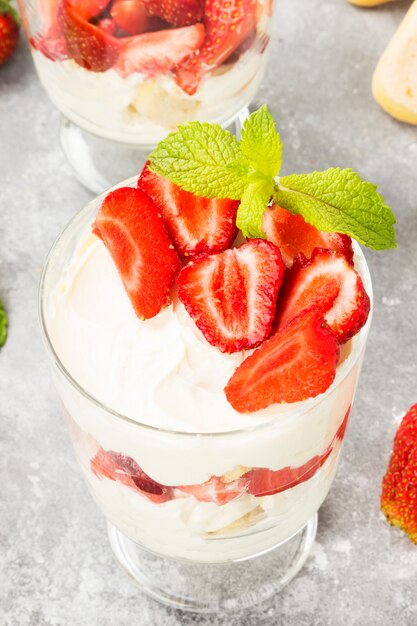 Deserowe tiramisu z truskawkami