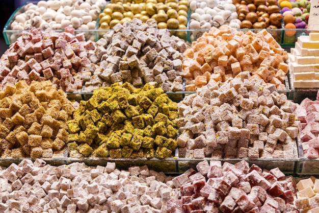 Desery i słodycze sprzedawane w sklepie na Grand Bazaar w Stambule