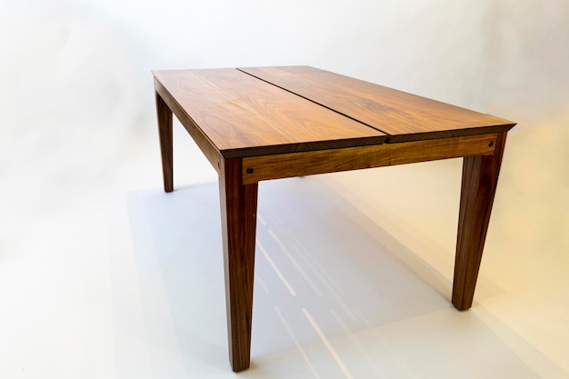 Designerski stolik kawowy z litego drewna i blatu z drewna dębowego lastryko na białym tle