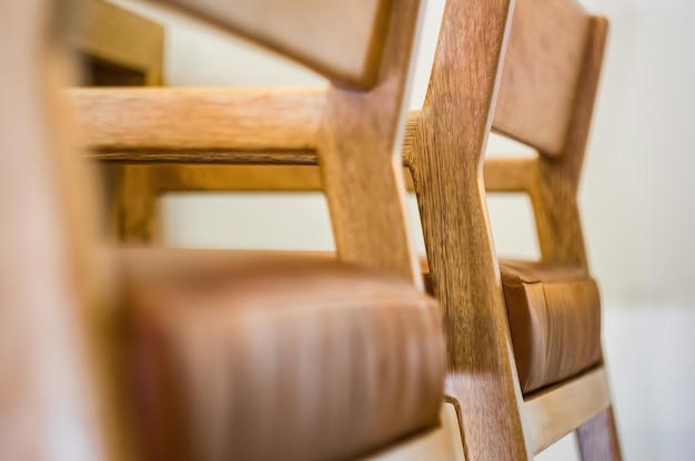 Designerskie krzesło z litego drewna z tkaniny lub skóry naturalnej