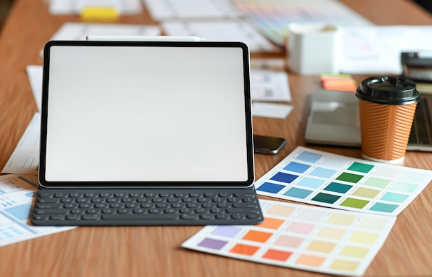 Zdjęcie designerskie miejsce na biurko dla projektantów. karty kolorów, modele telefonów i tabletów.