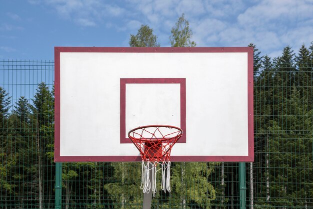 Deska do koszykówki na boisku sportowym na tle nieba