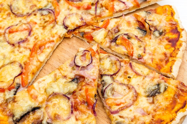 Zdjęcie deska do krojenia z kawałkami pizzy z bliska