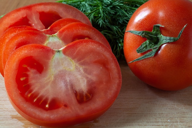 Deska do krojenia z pomidorem i koperkiem obok