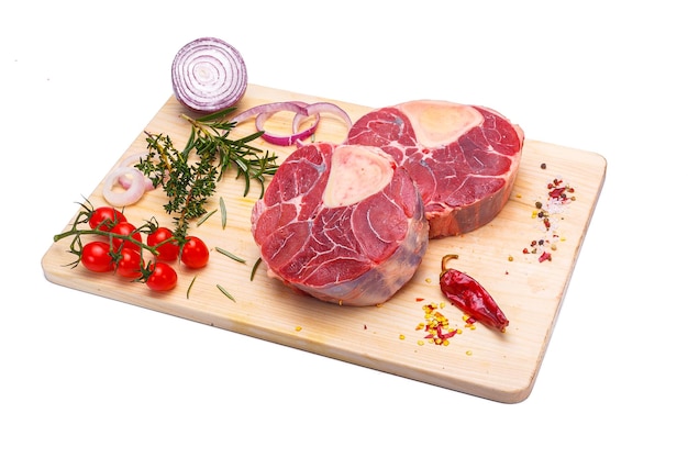 Deska do krojenia z surowym mięsem i warzywami