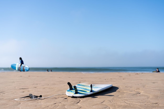 Deska serf na plaży Widok na ładną plażę Oceanu Atlantyckiego z piaskiem błękitne morze i błękitne niebo Koncepcja wakacji i wakacji