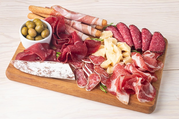 Deska wędliniarska Antipasti przystawki z półmiska mięs i serów z salami prosciutto crudo