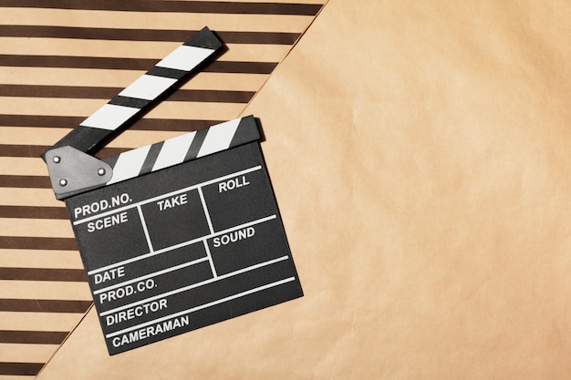 Deska z klapą filmową na stole