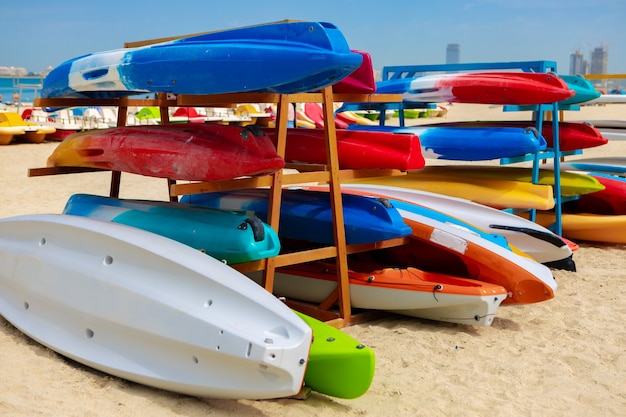 Deski Surfingowe Ułożone Na Stojaku Na Plaży