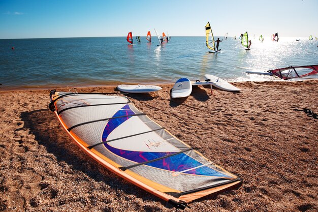 Deski Windsurfingowe Na Piasku Na Plaży. Windsurfing I Aktywny Tryb życia.