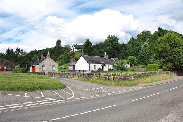 Destylarnia w małej wiosce w Szkocji w Wielkiej Brytanii