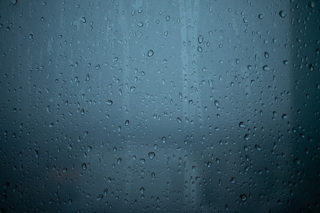 Deszcze biegną przez okna pokoju kondominium.