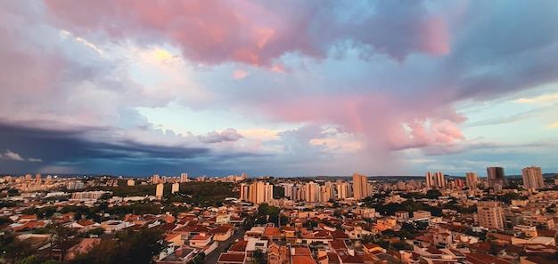 Deszczowy dzień w mieście z ciężkimi chmurami Ribeirao Preto City Skyline słynne miasto w Brazylii