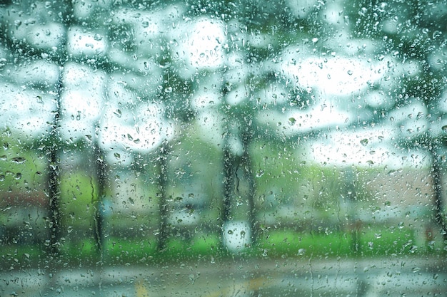 Deszczowy dzień z oknem samochodu z kroplami deszczu.