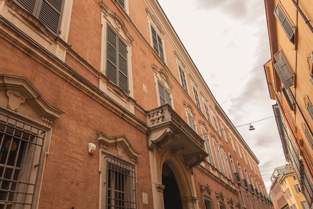 Detal elewacji zabytkowego budynku w mieście Modena, Włochy