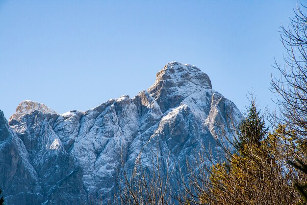 Detal górski w Dolomitach w ciągu dnia jesienią