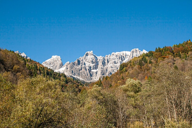 Zdjęcie detal górski w dolomitach w ciągu dnia jesienią