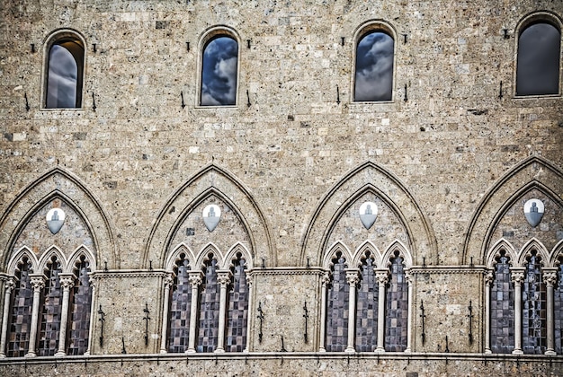Detal pałacu Salimbeni w Sienie we Włoszech