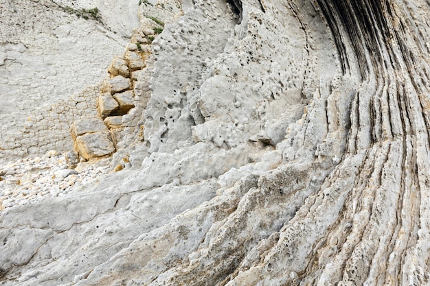 Detal skały na plaży Portio w Pielagos Kantabria Hiszpania