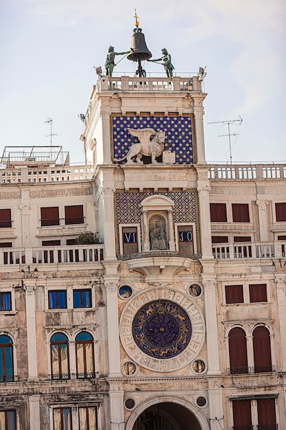 Detal wieży zegarowej w Wenecji, we Włoszech przykład architektury renesansowej
