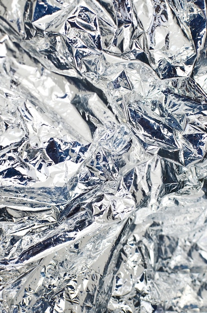 Detal z folii aluminiowej o srebrnej fakturze, idealny do koncepcji nowoczesnych i przemysłowych