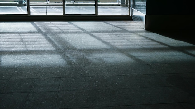 Detale architektoniczne podłoga betonowa ściana Nowoczesny budynek z cieniami w ciągu dnia