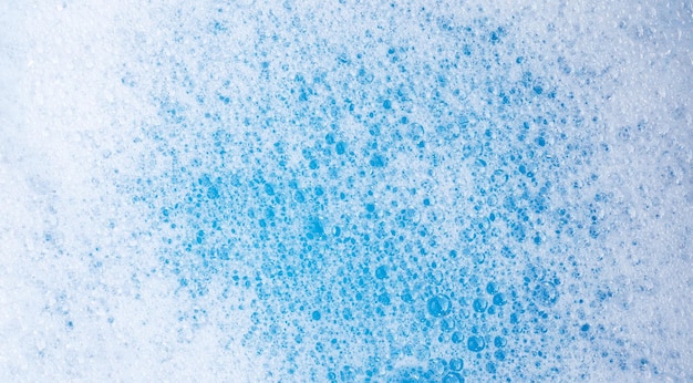 Detergentowa pianka bąbelkowa niebieskie tło