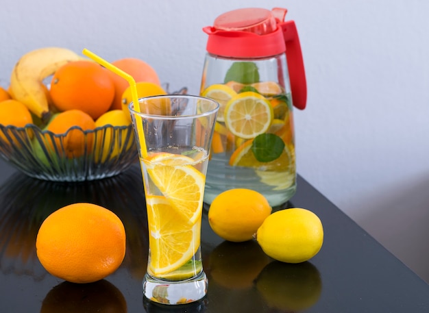 Zdjęcie detox drink z cytryną i pomarańczą