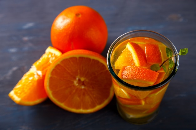 Detox Infused Water with orange. Zdrowy napój.