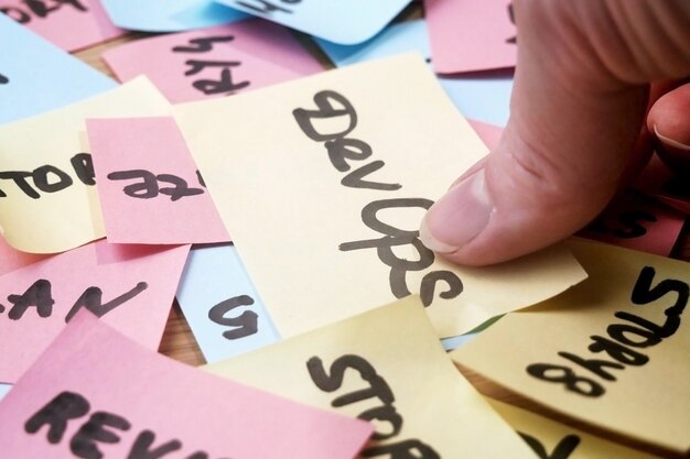 DevOps Concept Software Scrum Agile Board with Paper Task Agile Software Development Methodologies (Scrum agile board with paper task Agile software development methodologies) jest programem opartym na koncepcji oprogramowania DevOps.