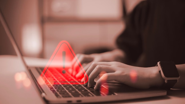 Zdjęcie deweloper korzystający z laptopa komputerowego z trójkątnym znakiem ostrzegawczym dla błędu powiadomienia i koncepcji konserwacjix9