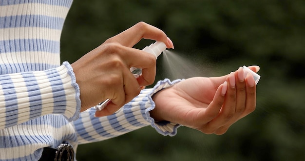 Zdjęcie dezynfekcja rąk na ulicy. kobieta dezynfekuje ręce.