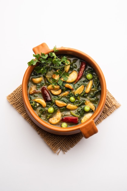 Dhaba Style Lasuni lub Lasooni Methi smażone sabzi wykonane ze świeżych liści kozieradki, cebuli i czosnku zmieszanych z indyjskimi przyprawami, podawane w misce