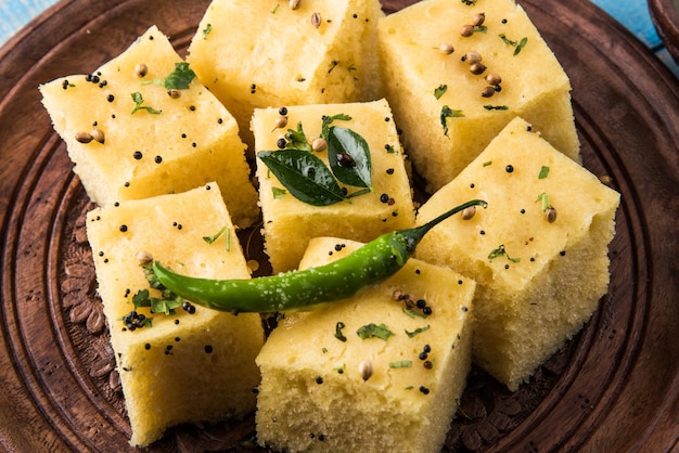 Dhokla to wegetariańska przekąska lub produkt śniadaniowy z indyjskiego stanu Gujarat