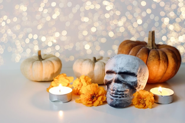 Dia de los Muertos Kompozycja stołu meksykańskiego dnia zmarłych Pomarańczowe kwiaty nagietka.