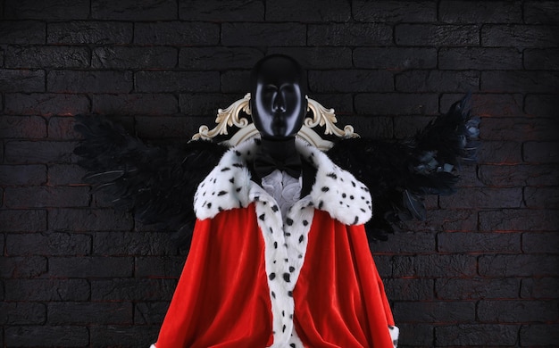 diabelski król z czarnymi skrzydłami